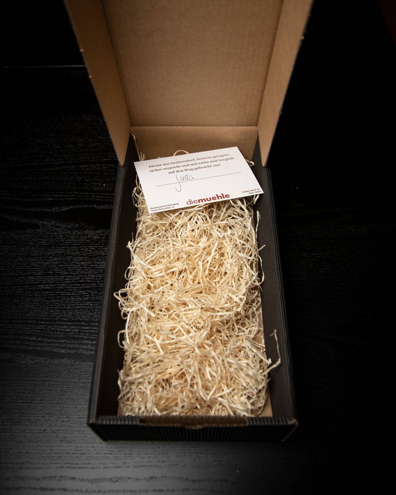 Geschenkkarton_Holzwolle Geschenkkarton Holzwolle